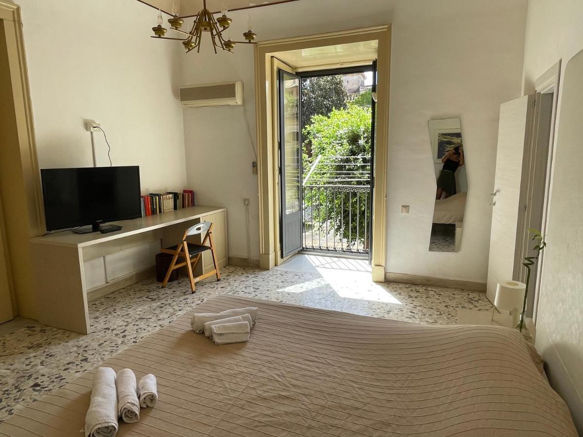 Bed And Books Isabella Bed & Breakfast Catania Exterior photo